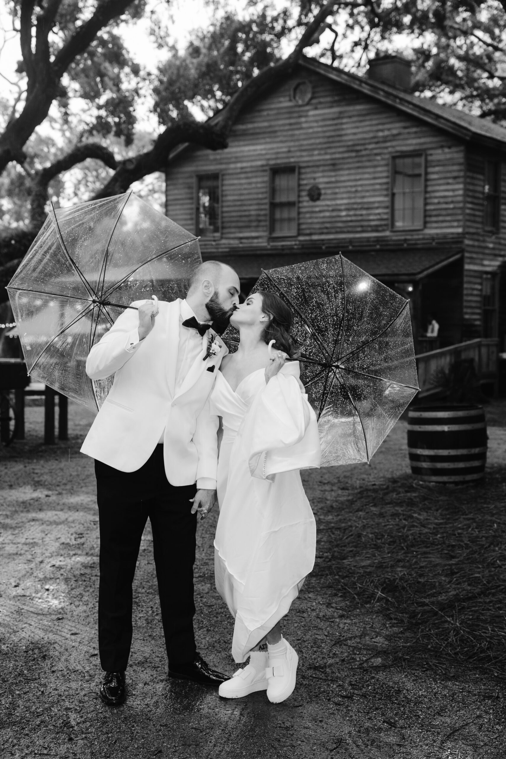 Hilton Head wedding int the rain with umbrellas